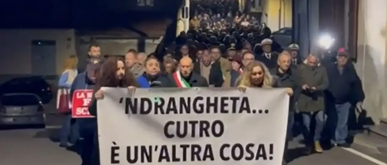 Cutro, mille persone sfilano contro la mafia. Il sindaco Ceraso: «La ’ndrangheta non ha più casa qui»