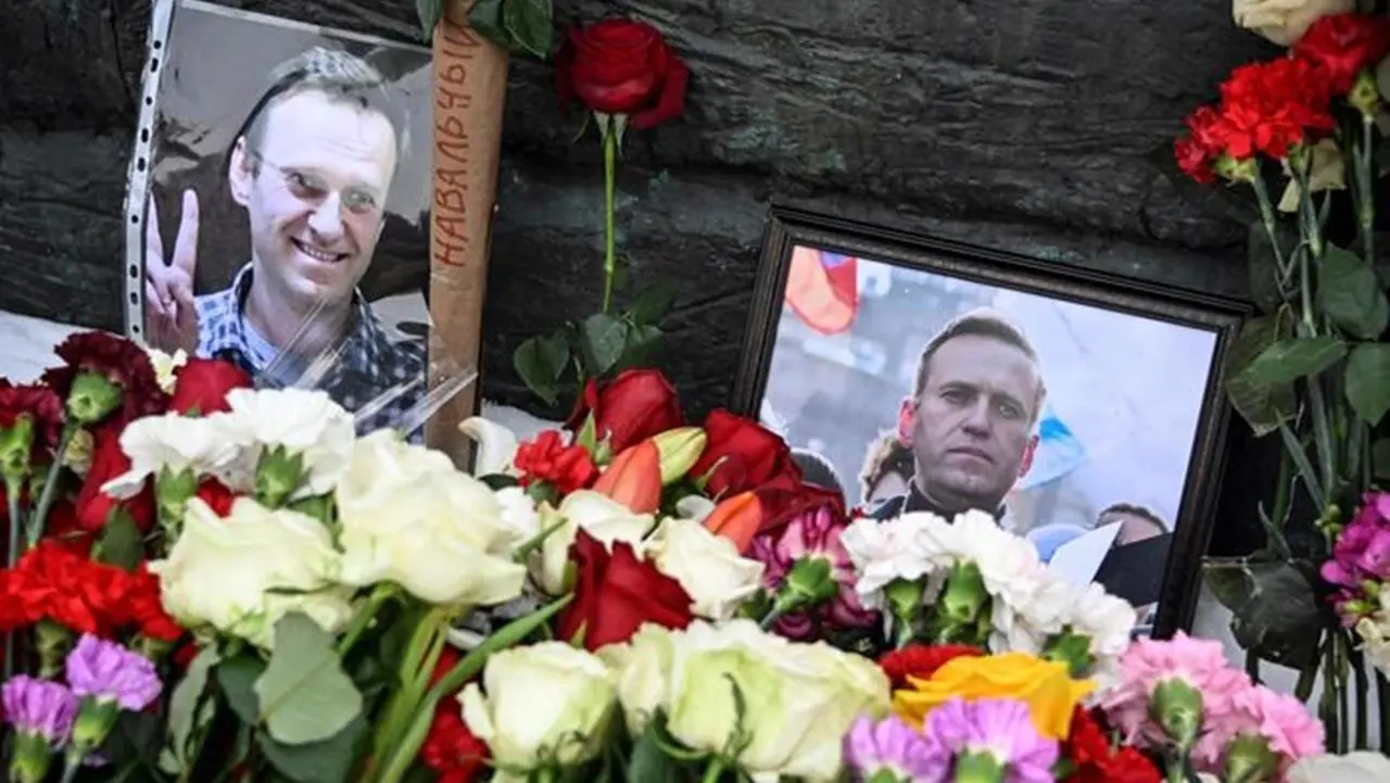 Anche l’Italia scende in piazza per Navalny, tutti i partiti aderiscono alla fiaccolata proposta da Calenda