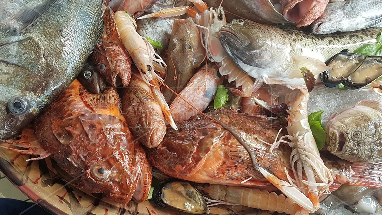 Le famiglie del Sud mangiano più pesce rispetto al Centro-Nord, ma solo per i ricchi aumenta il consumo di quello fresco