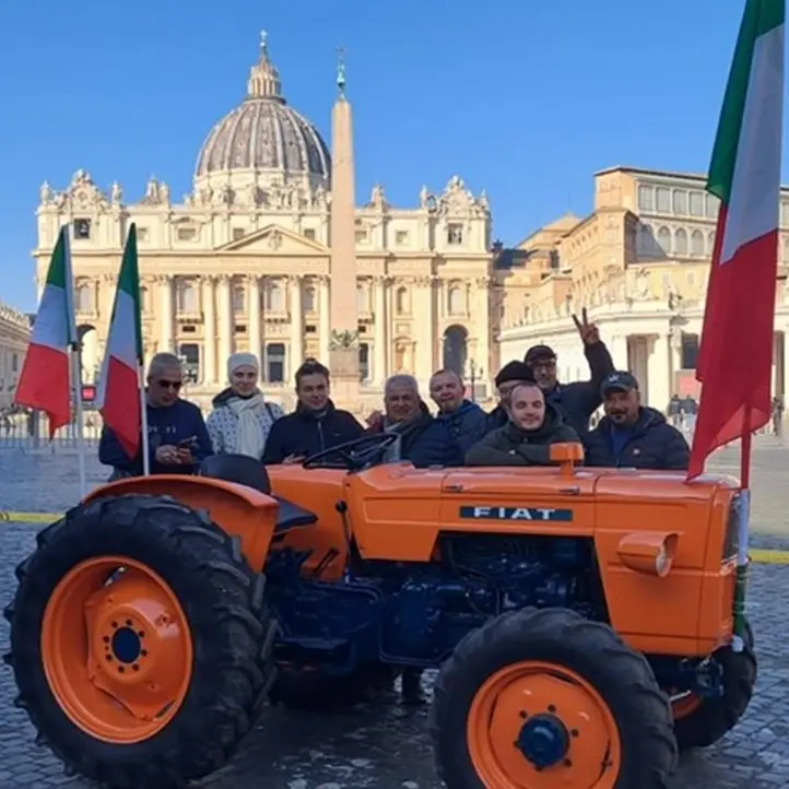 La protesta dei trattori arriva a piazza San Pietro, gli agricoltori al papa: «Dia voce ai nostri problemi»