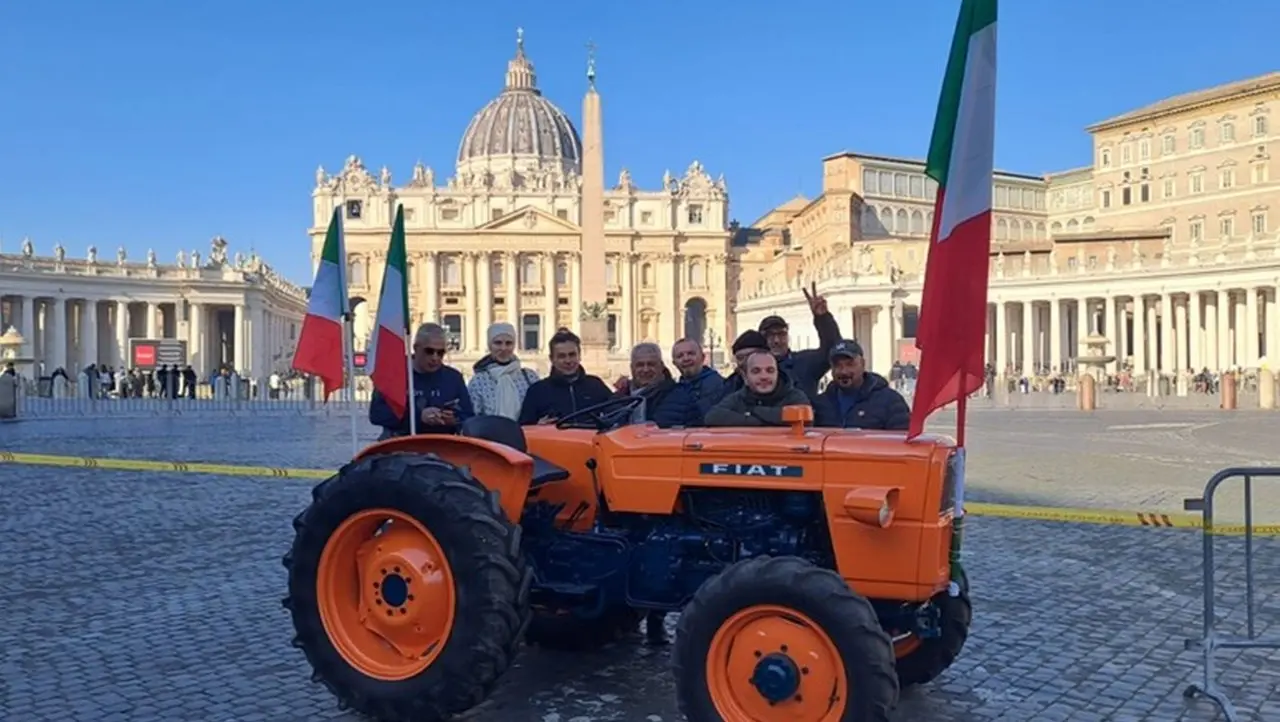 La protesta dei trattori arriva a piazza San Pietro, gli agricoltori al papa: «Dia voce ai nostri problemi»