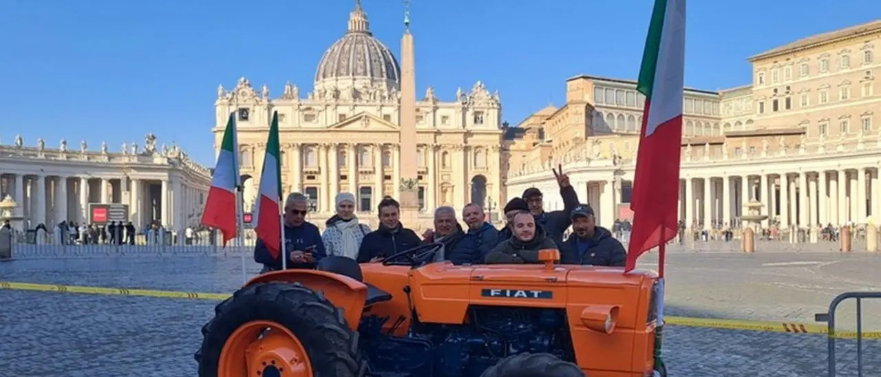La protesta dei trattori arriva a piazza San Pietro, gli agricoltori al papa: «Dia voce ai nostri problemi»