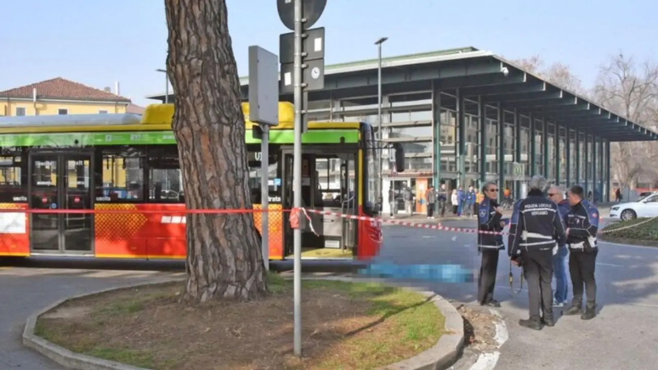 Bergamo, travolto da un bus di linea: muore un diciannovenne