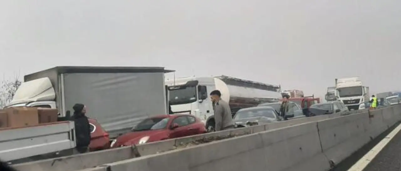 Incidenti per nebbia, chiusa l’A1 tra Piacenza e Parma: almeno 15 feriti, due gravi