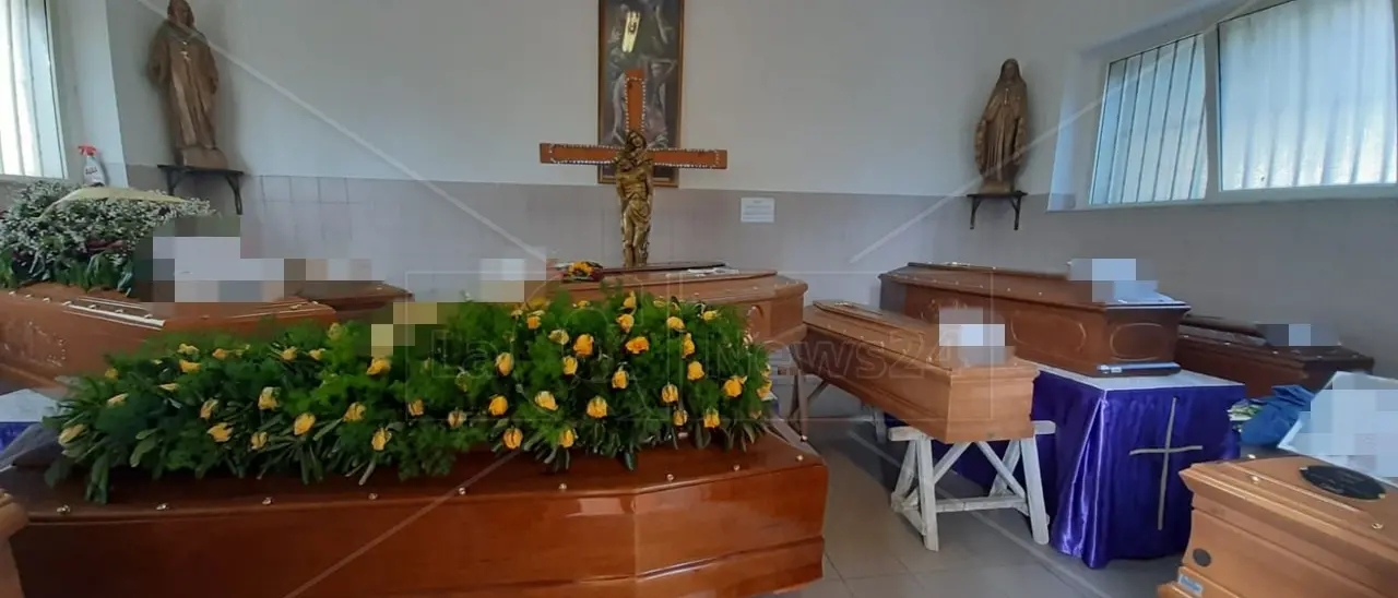 Mancano posti al cimitero di Catanzaro Lido, una dozzina di bare in attesa di tumulazione