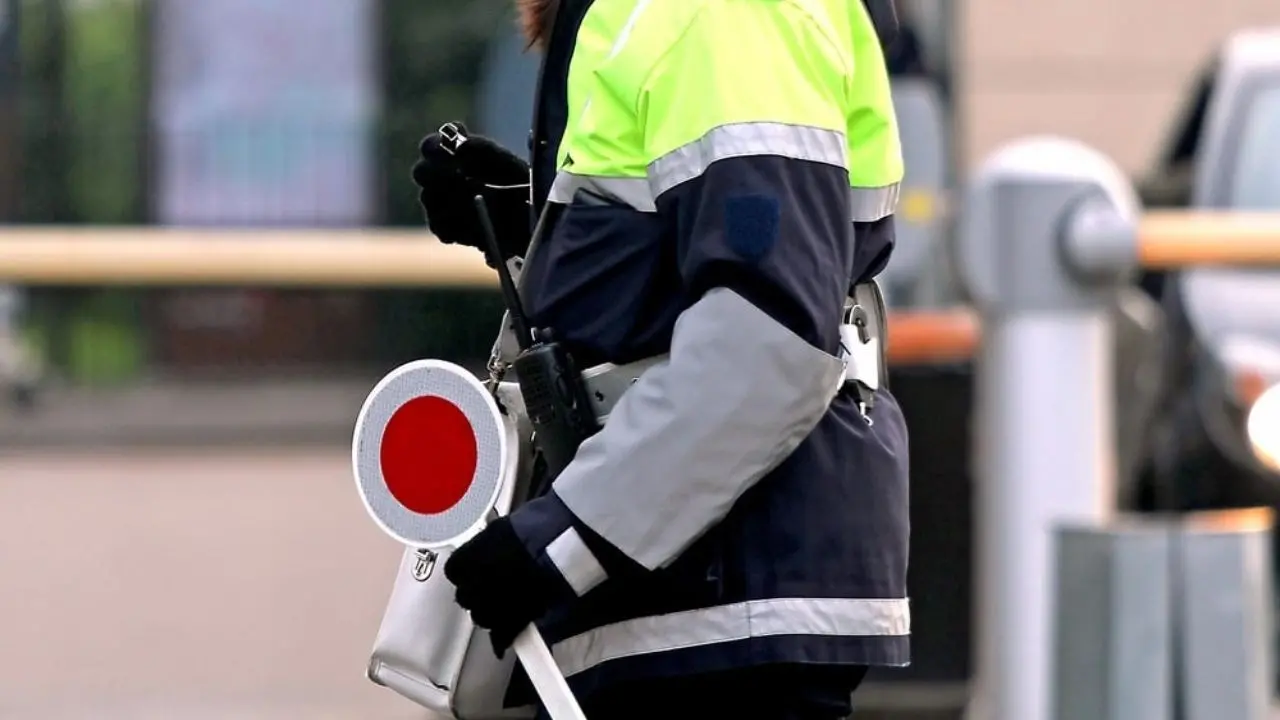 «Mio figlio minacciato e aggredito da un vigile urbano». La denuncia ad Amato, indagano i carabinieri