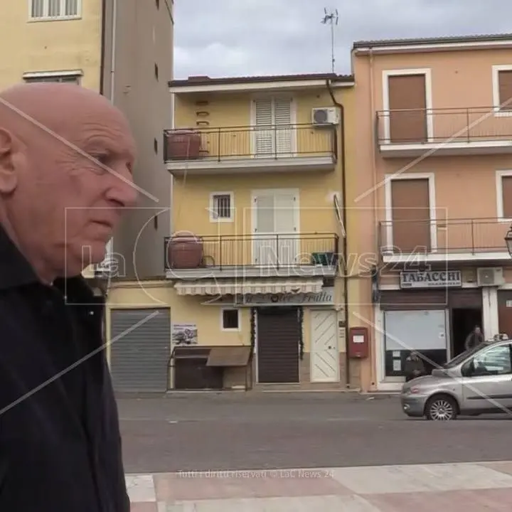 Scritte intimidatorie al sindaco sui marciapiedi di Cutro, Occhiuto: «Lo Stato sia vicino a chi si ribella alla mafia»
