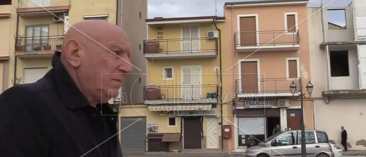 Scritte intimidatorie al sindaco sui marciapiedi di Cutro, Occhiuto: «Lo Stato sia vicino a chi si ribella alla mafia»