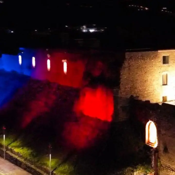 Verso i 110 anni del Cosenza, il Castello Svevo si illumina di rossoblù. Caruso: «Celebriamo il nostro amore»