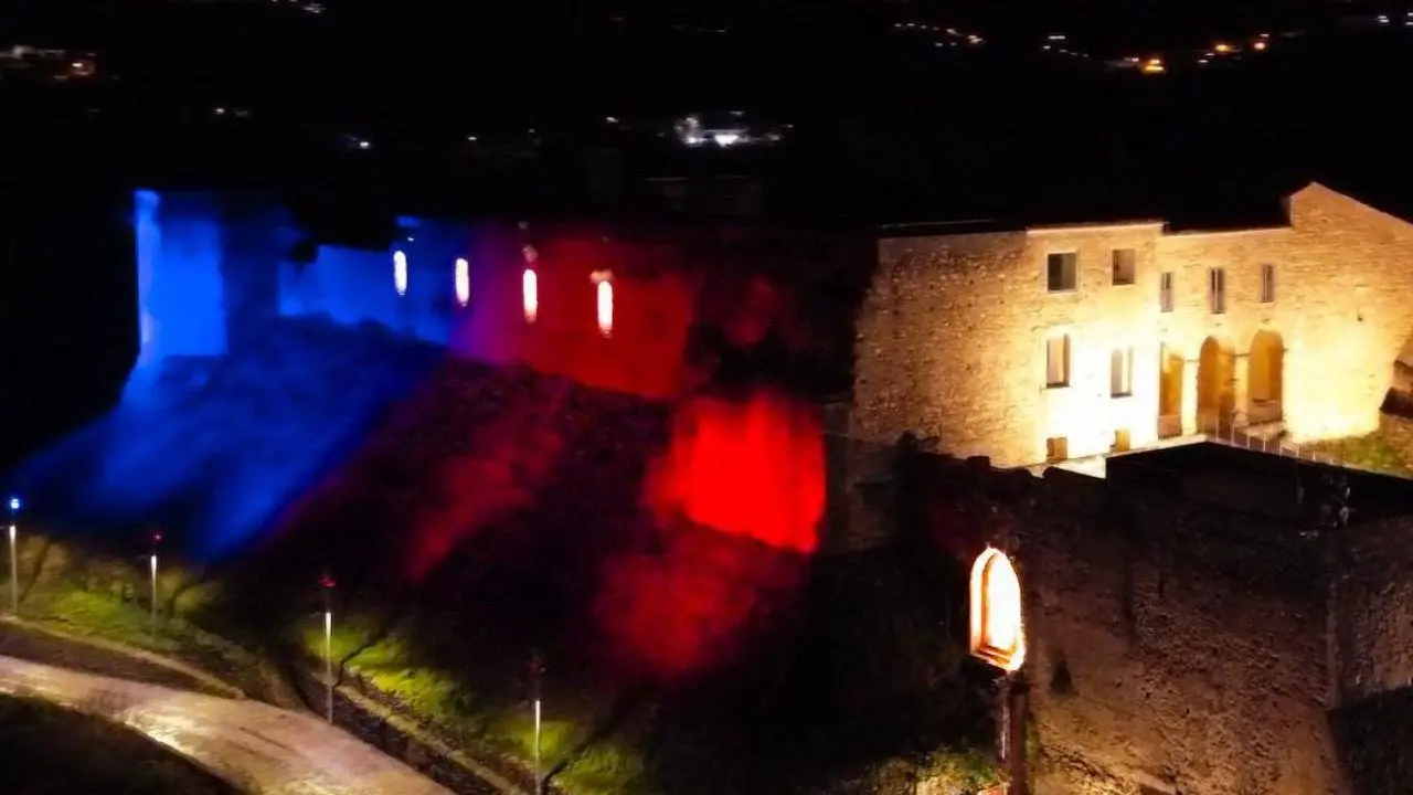 Verso i 110 anni del Cosenza, il Castello Svevo si illumina di rossoblù. Caruso: «Celebriamo il nostro amore»