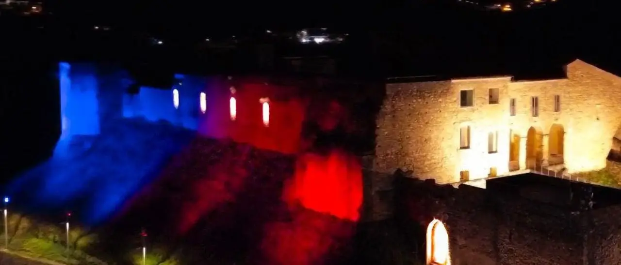 Verso i 110 anni del Cosenza, il Castello Svevo si illumina di rossoblù. Caruso: «Celebriamo il nostro amore»