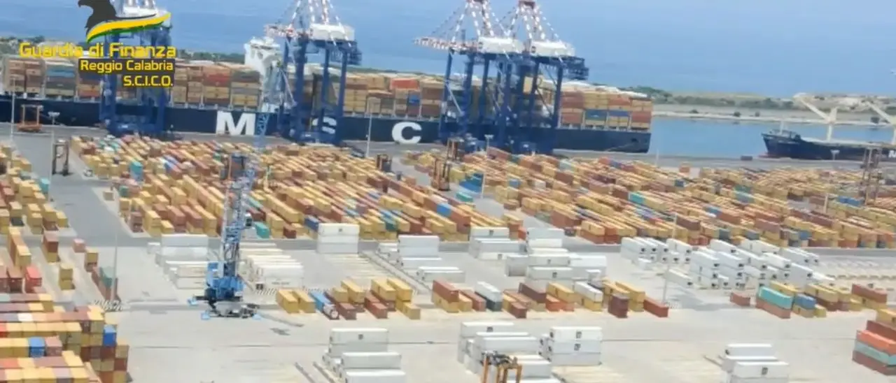 Fiumi di droga al porto di Gioia Tauro, i turni dei doganieri infedeli per controllare gli scanner e far passare la cocaina