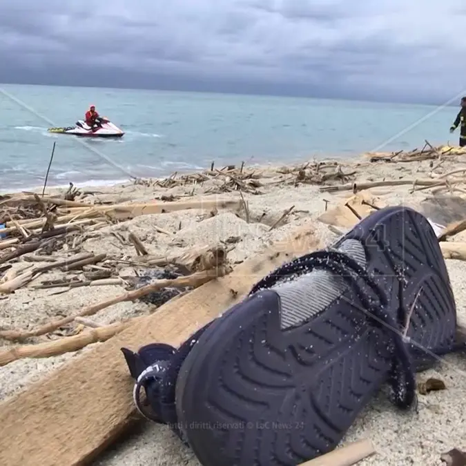 «Aveva 17 anni, non ho il coraggio di dire a sua madre che non abbiamo ritrovato il corpo»: a Cutro i familiari delle vittime del naufragio