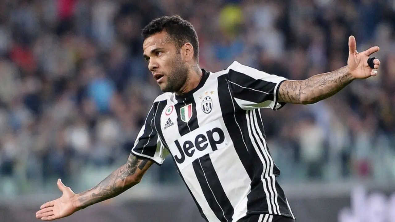 Violenza sessuale, l’ex giocatore della Juventus Dani Alves condannato a quattro anni e mezzo di carcere