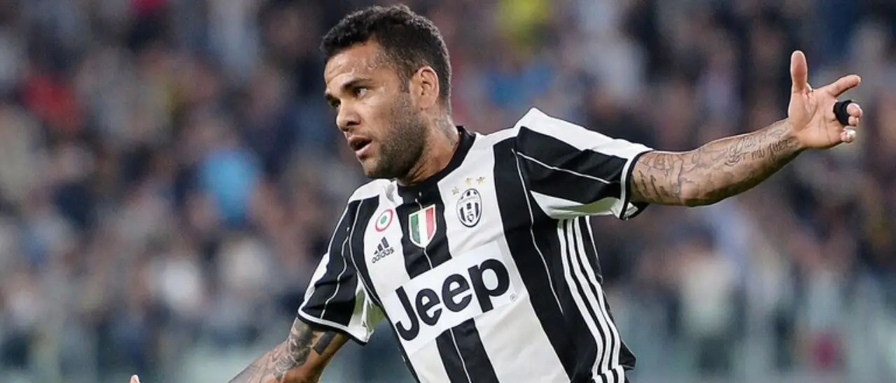 Violenza sessuale, l’ex giocatore della Juventus Dani Alves condannato a quattro anni e mezzo di carcere
