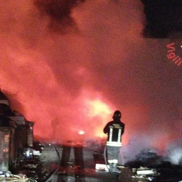 Grosso incendio nel campo rom di Scordovillo a Lamezia, aria irrespirabile e disagi per i pazienti dell’ospedale