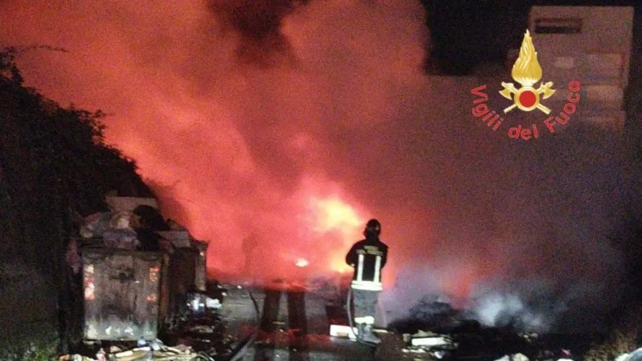 Grosso incendio nel campo rom di Scordovillo a Lamezia, aria irrespirabile e disagi per i pazienti dell’ospedale