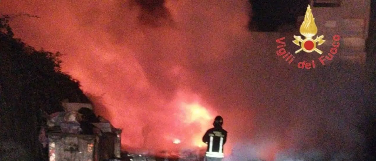 Grosso incendio nel campo rom di Scordovillo a Lamezia, aria irrespirabile e disagi per i pazienti dell’ospedale