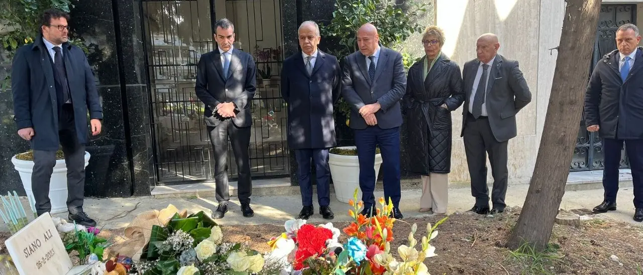 Visita a sorpresa di Piantedosi a Crotone: il ministro depone dei fiori sulla tomba del neonato morto nel naufragio di Cutro