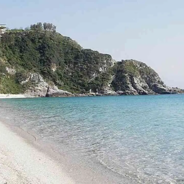 Accesso impedito a una spiaggia di Capo Vaticano, il Tar conferma le ordinanze di demolizione per una struttura turistica