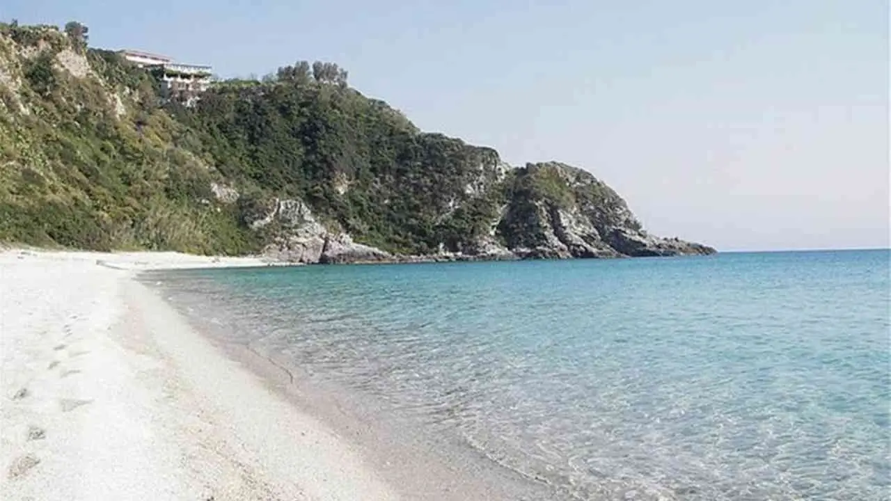 Accesso impedito a una spiaggia di Capo Vaticano, il Tar conferma le ordinanze di demolizione per una struttura turistica