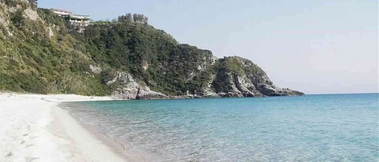 Accesso impedito a una spiaggia di Capo Vaticano, il Tar conferma le ordinanze di demolizione per una struttura turistica