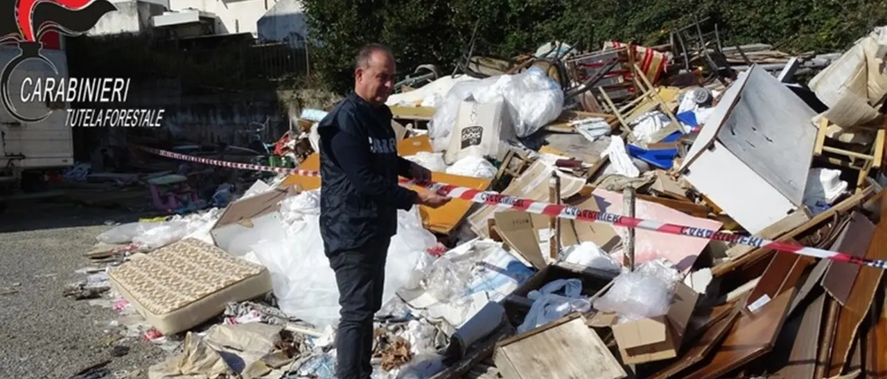 Sequestrata discarica abusiva nel Cosentino: 700 metri quadri occupati da rifiuti anche pericolosi