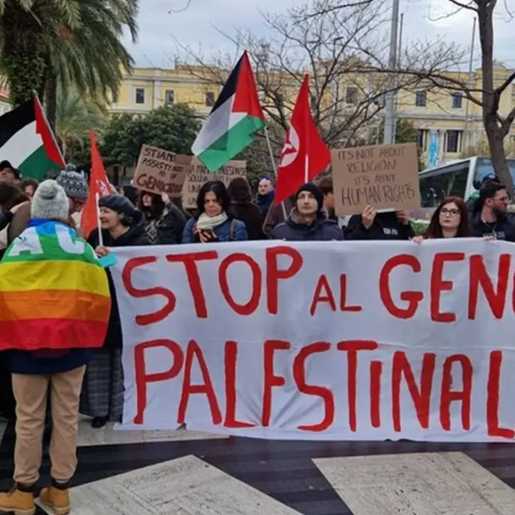 Catanzaro, in duecento per le vie del centro per chiedere il cessate il fuoco in Palestina
