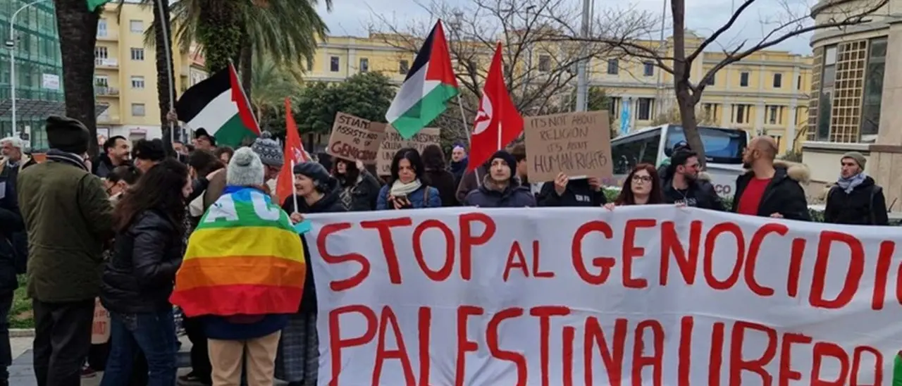 Catanzaro, in duecento per le vie del centro per chiedere il cessate il fuoco in Palestina
