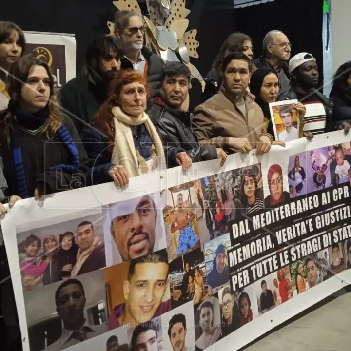«Potevano essere salvati». Il corteo di Crotone (senza il governo) chiede giustizia per i migranti della strage di Cutro