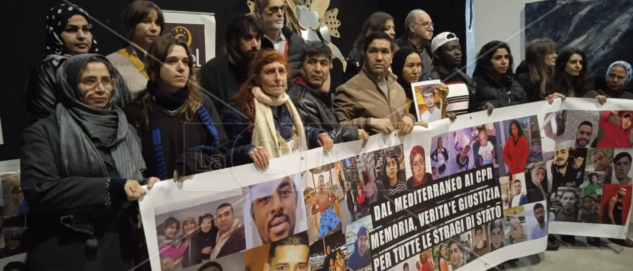 «Potevano essere salvati». Il corteo di Crotone (senza il governo) chiede giustizia per i migranti della strage di Cutro