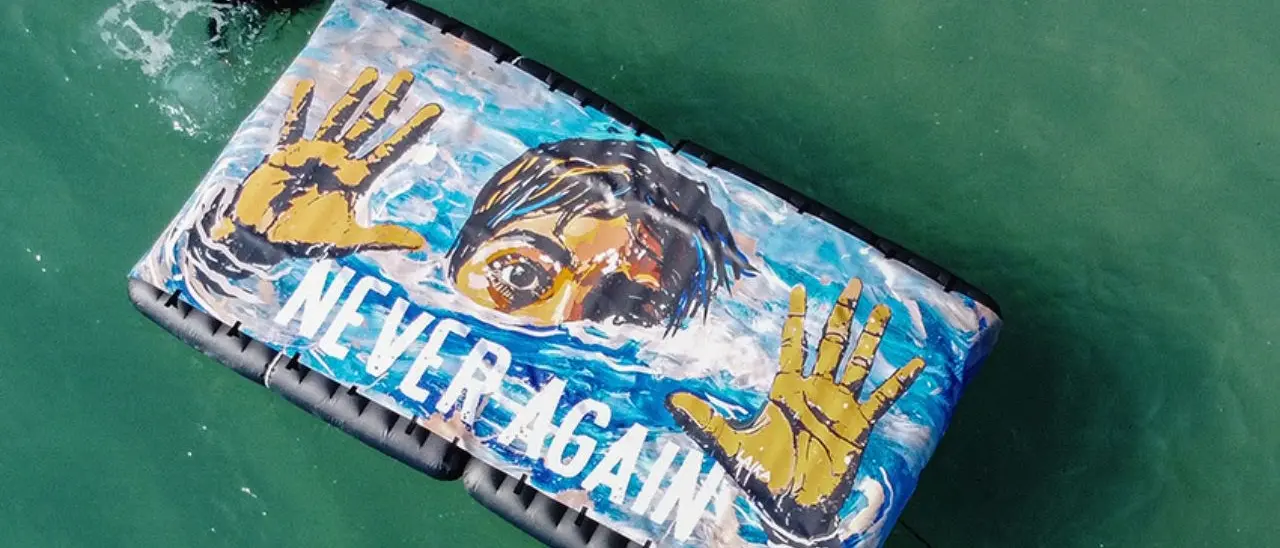 “Never again”, l’opera della street artist Laika in ricordo delle vittime della tragedia di Steccato di Cutro