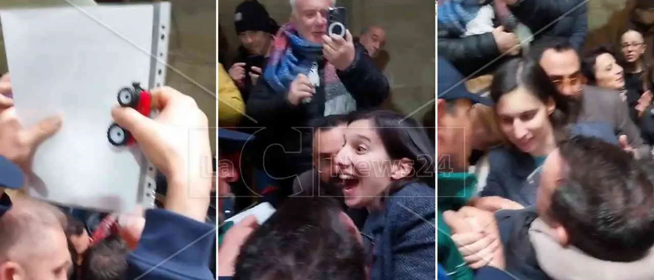 A Vibo Valentia gli agricoltori donano a Elly Schlein un modellino di trattore simbolo della protesta