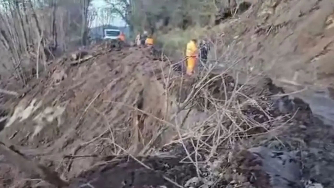 Tragedia nel Reggino, auto travolta da una frana lungo la strada che porta a Gambarie: muore un 56enne