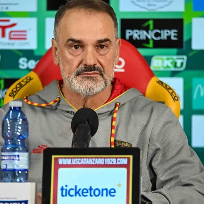 Catanzaro-Bari, Vivarini: «Poco tempo per preparare la gara ma per loro è la stessa cosa. Sarà una giornata di grande sport»