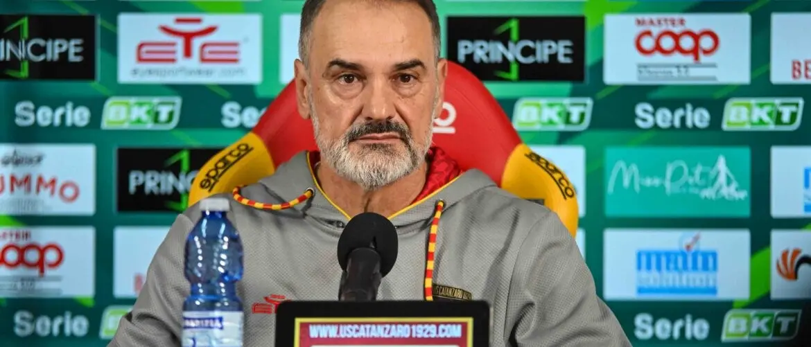 Catanzaro-Bari, Vivarini: «Poco tempo per preparare la gara ma per loro è la stessa cosa. Sarà una giornata di grande sport»