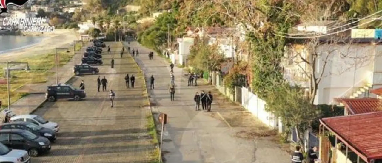 Abusivismo edilizio nel Catanzarese, ricominciati i lavori di demolizione di un’altra villetta illegale a Stalettì