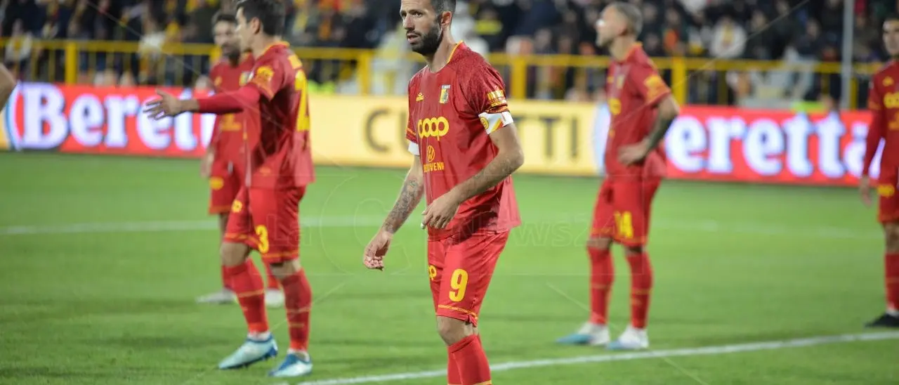 Verso Catanzaro-Bari, problemi in difesa per mister Vivarini a causa delle squalifiche: le probabili formazioni