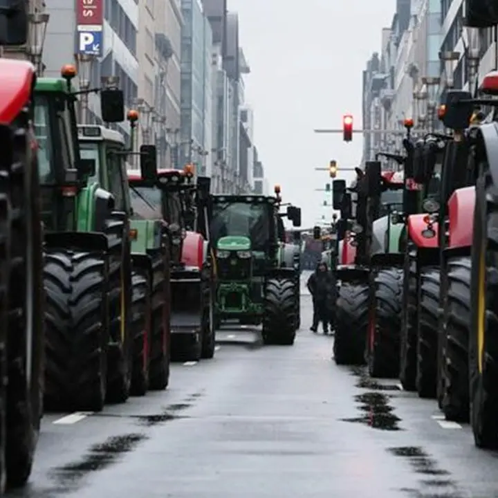 La protesta dei trattori infiamma ancora l’Europa: bloccate le strade di collegamento tra Spagna e Francia