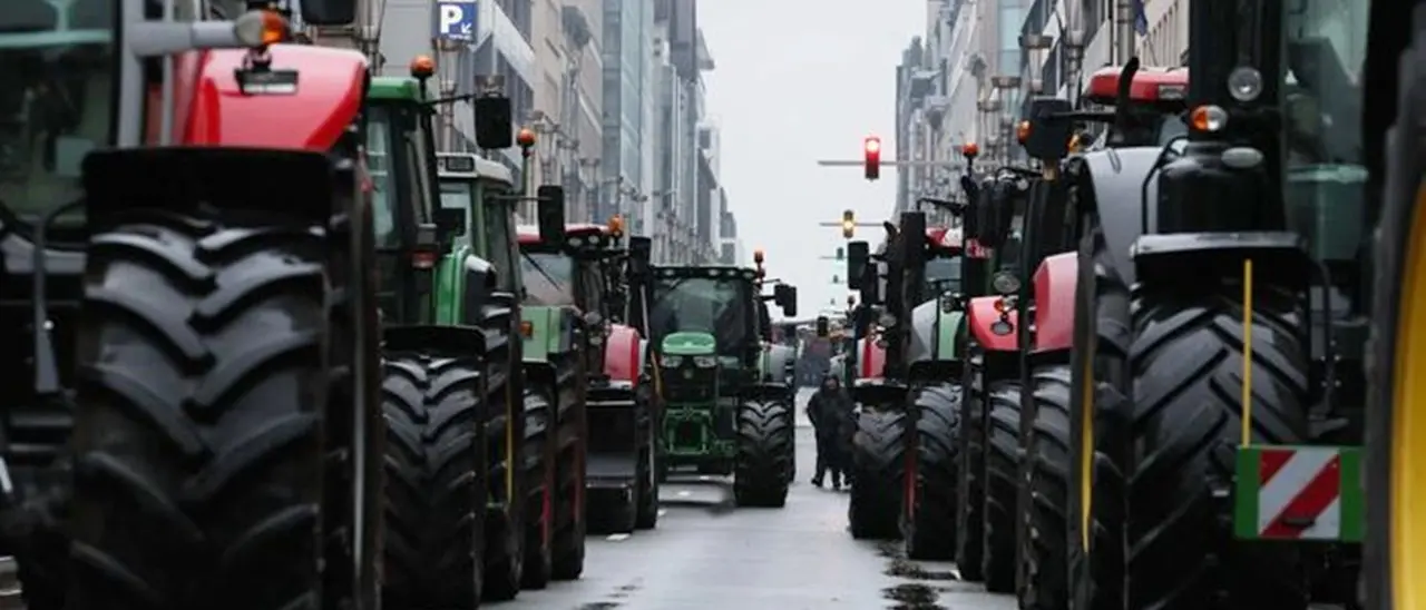 La protesta dei trattori infiamma ancora l’Europa: bloccate le strade di collegamento tra Spagna e Francia