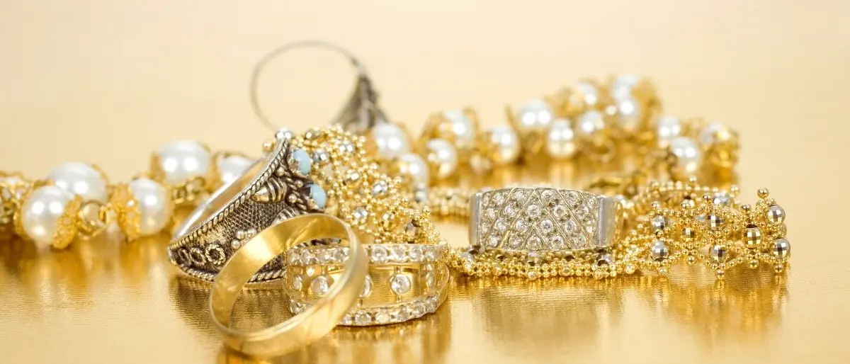 Si fingono agenti e rubano a un anziano di Reggio gioielli per 70mila euro e due pistole