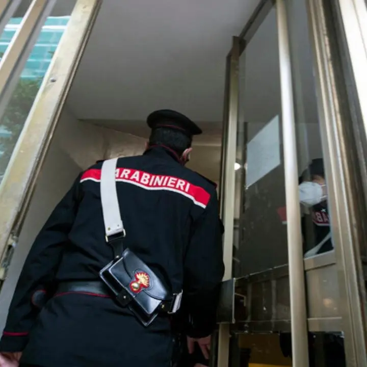 Padova, donna di 41 anni uccisa a coltellate in casa: si cerca il marito