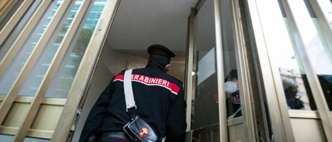 Padova, donna di 41 anni uccisa a coltellate in casa: si cerca il marito