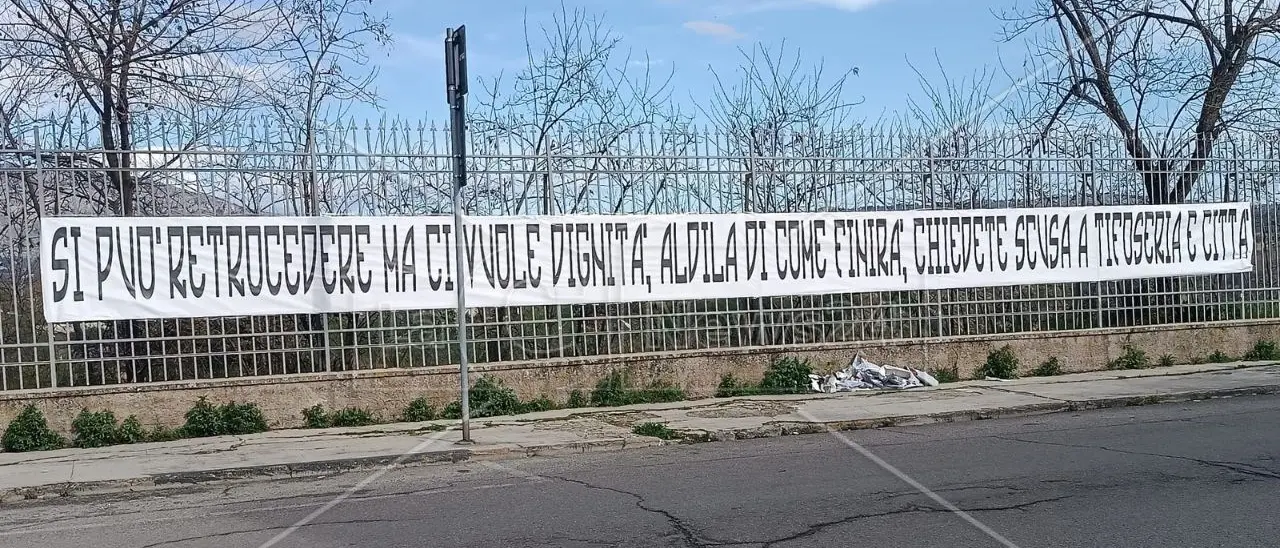 Castrovillari, i tifosi rossoneri adesso chiedono chiarezza: «Si può retrocedere ma ci vuole dignità»