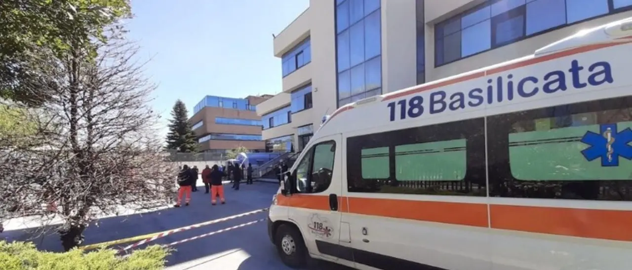 Incidente nel Potentino, bus con 40 studenti a bordo si scontra con un’auto: un ferito grave