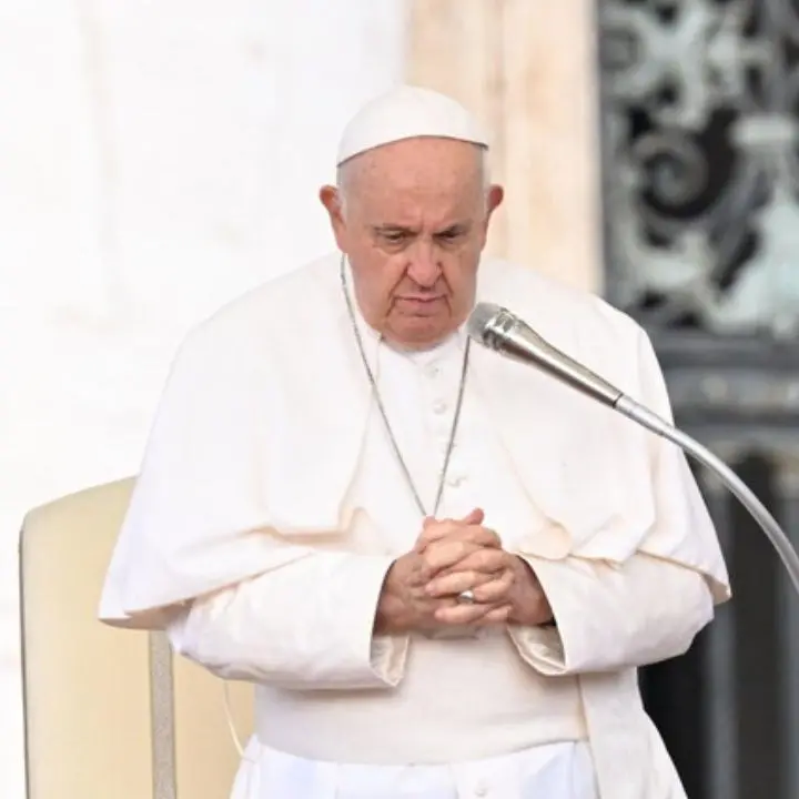 Donato a Papa Francesco un inginocchiatoio realizzato con il legno del barcone di Cutro