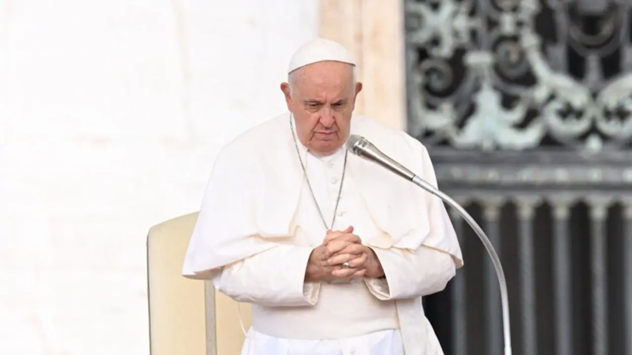 Donato a Papa Francesco un inginocchiatoio realizzato con il legno del barcone di Cutro