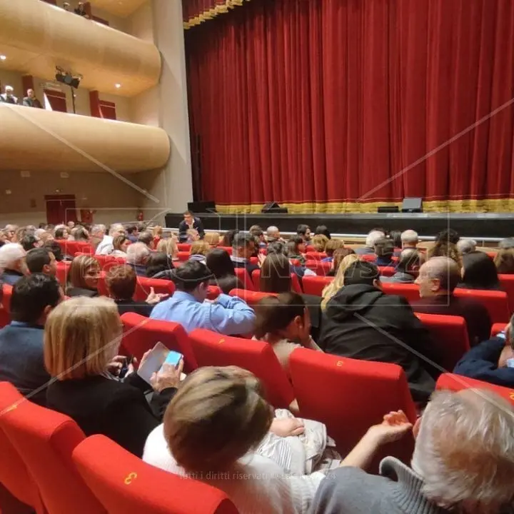 Teatro di Vibo, cala di nuovo il sipario dopo il primo spettacolo: «Per proseguire attendiamo le autorizzazioni»