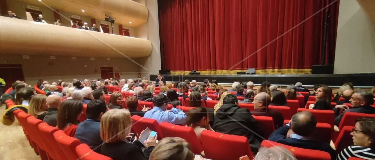 Teatro di Vibo, cala di nuovo il sipario dopo il primo spettacolo: «Per proseguire attendiamo le autorizzazioni»