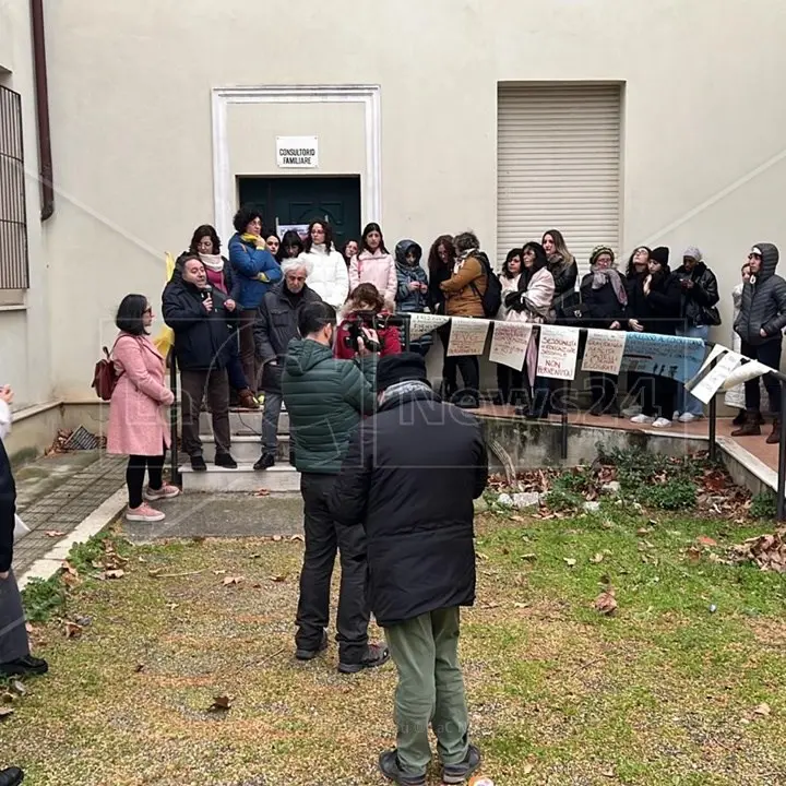 L’ultima ostetrica va in pensione e il consultorio rischia la chiusura: esplode la protesta a Bivongi